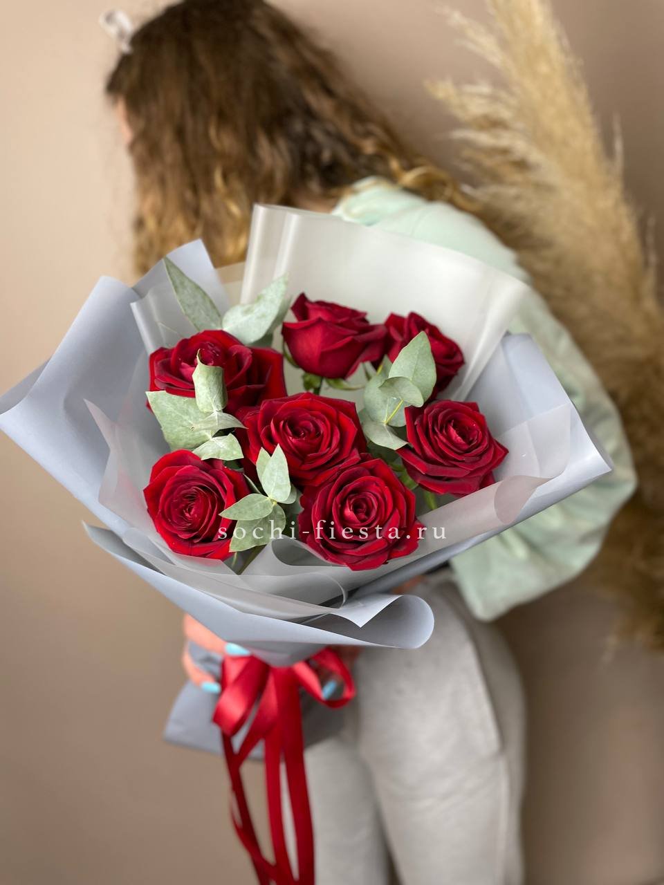 весенняя витрина флористической студии в Йошкар-Оле с тюльпанами и ранункулюсами