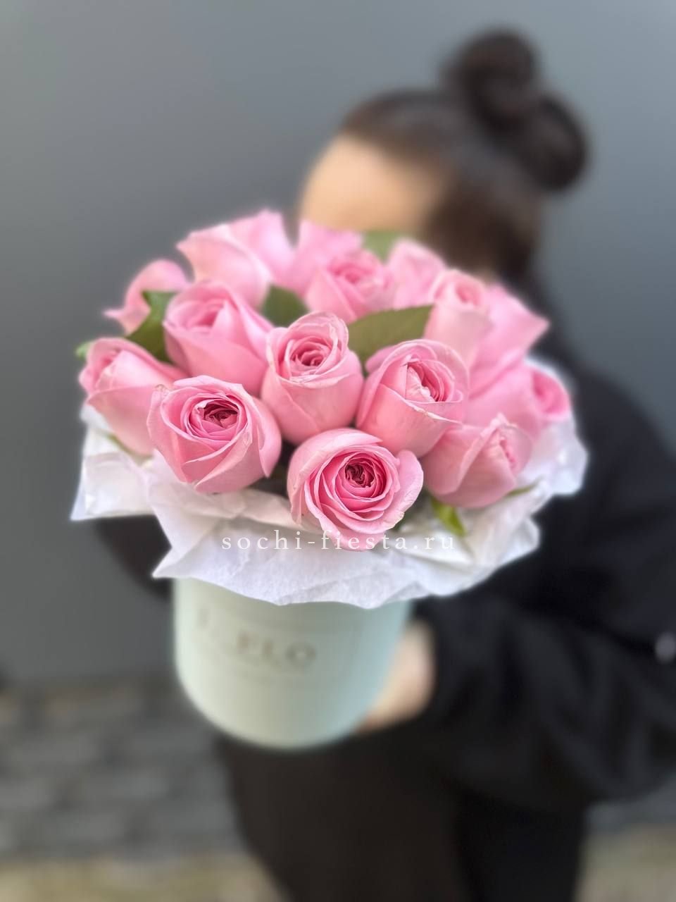 шляпная коробка с розами и хризантемами для студии флористики в Йошкар-Оле