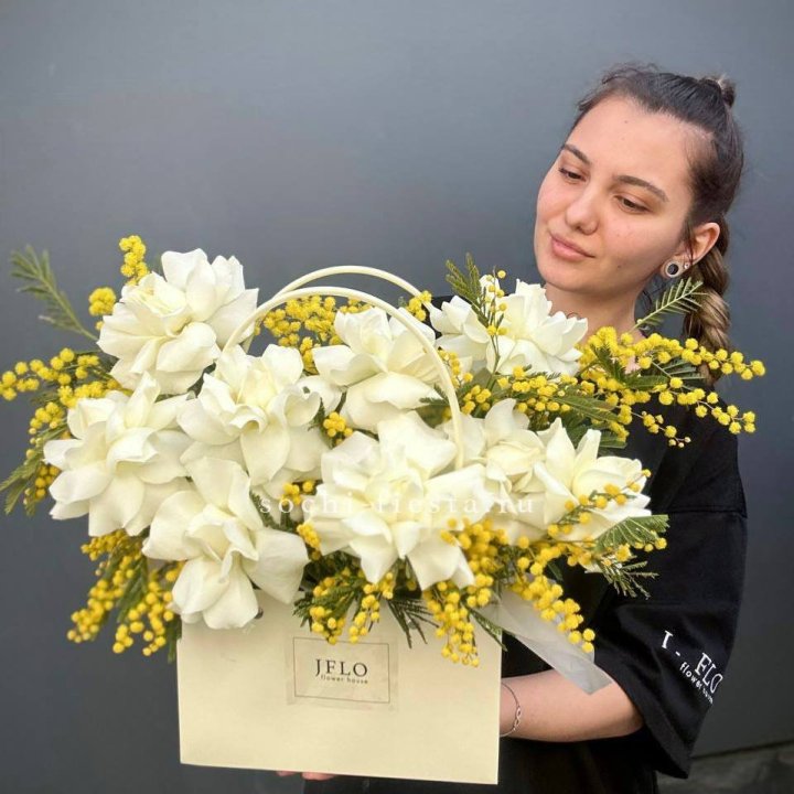 Французские Розы и мимоза  в сумочке  в Йошкар-Оле