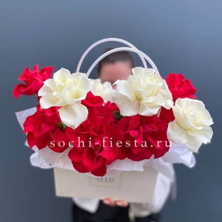Сумочка  красных и белых роз в Йошкар-Оле