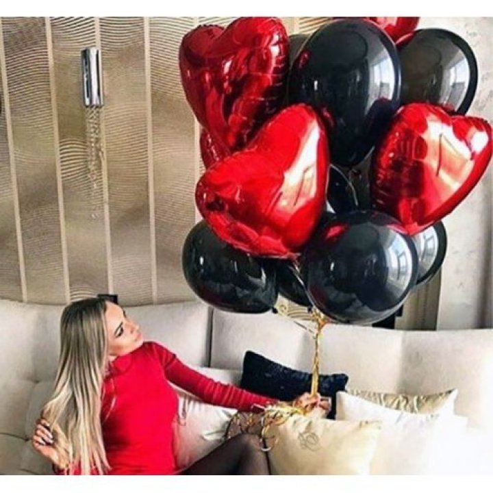 Фонтан из красных сердец с чёрными шарами  в Йошкар-Оле