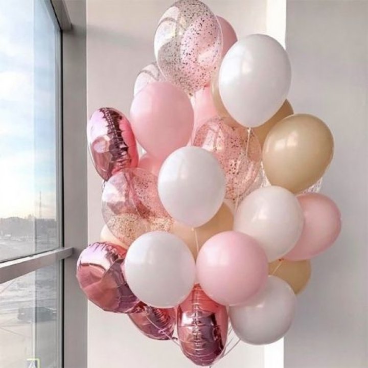 Фонтан шаров розового и белого цветов в Йошкар-Оле