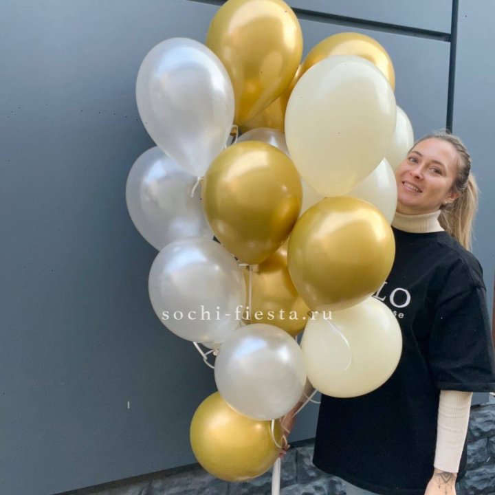 Облако шаров из белого и золотого оттенков в Йошкар-Оле