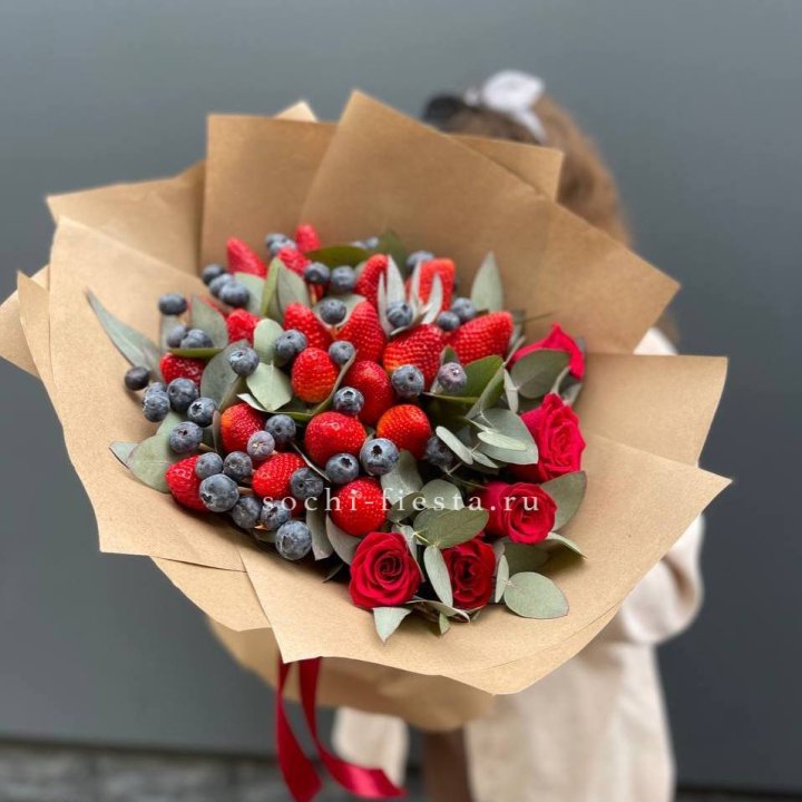 Клубника и голубика с цветами в Йошкар-Оле