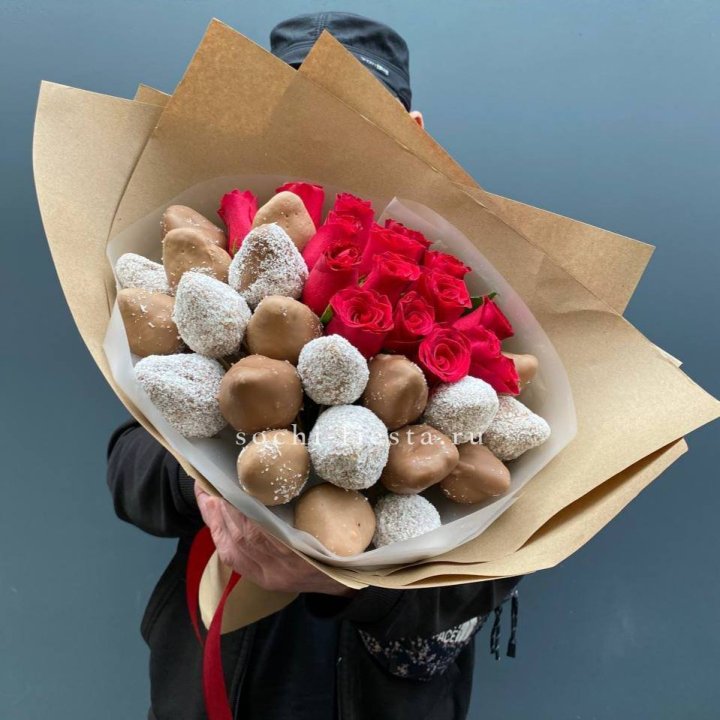 Розы и клубника в шоколаде Мерси в Йошкар-Оле
