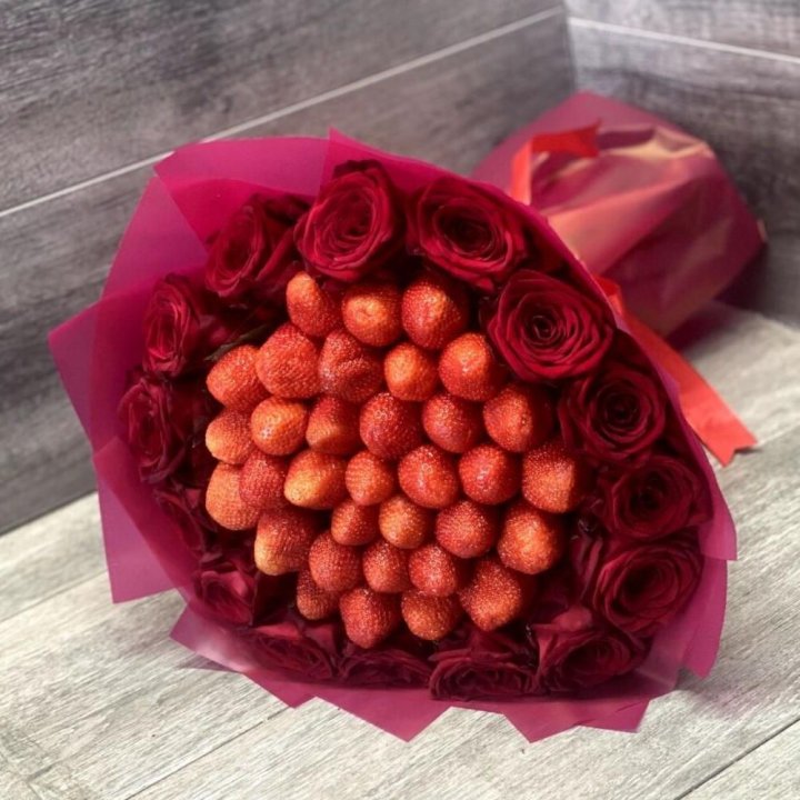 Клубничный букет с розами в Йошкар-Оле