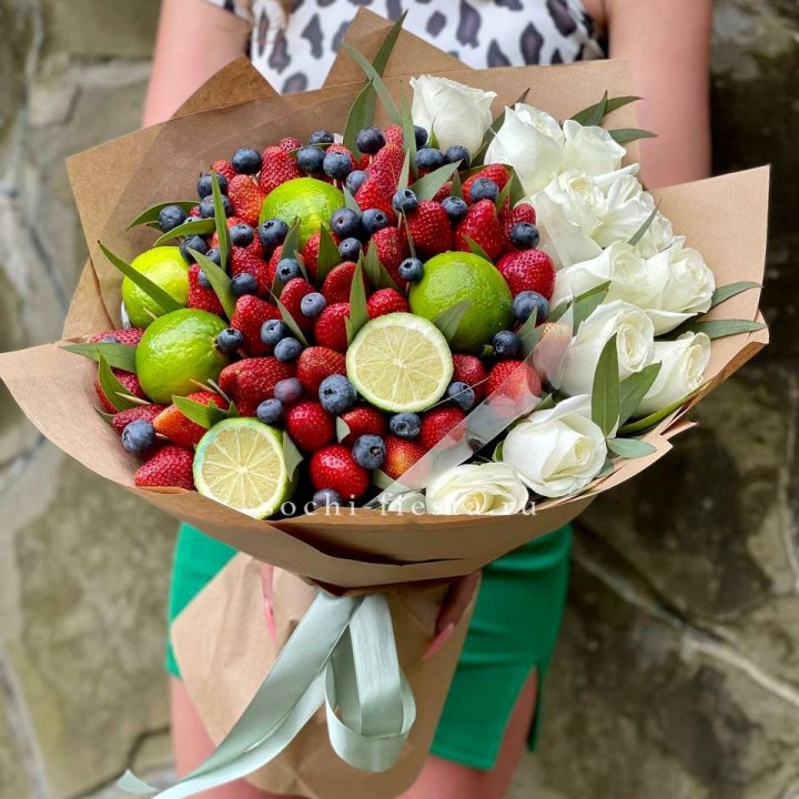 Ягодно-цитрусовый букет с розами в Йошкар-Оле