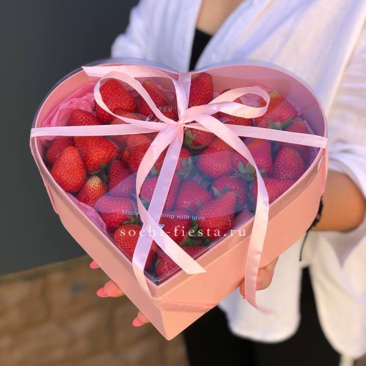Коробочка сердце  с клубникой в Йошкар-Оле
