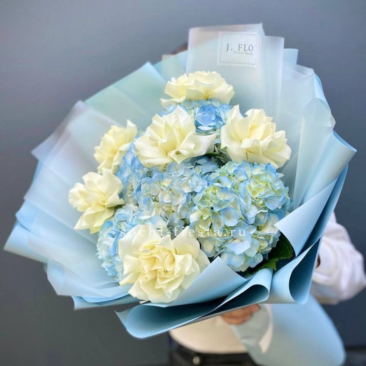  Букет из голубых гортензий и роз  в Йошкар-Оле