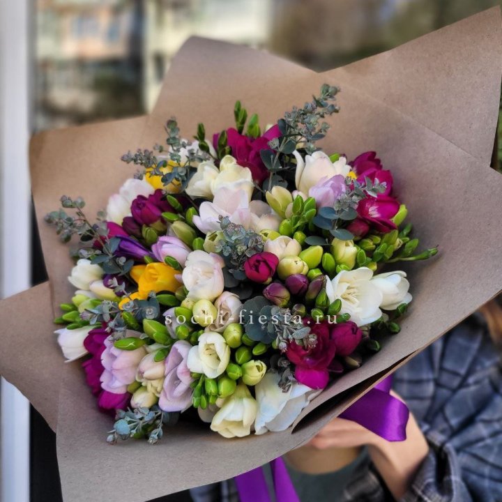 Букет фрезий "Радуга" в Йошкар-Оле