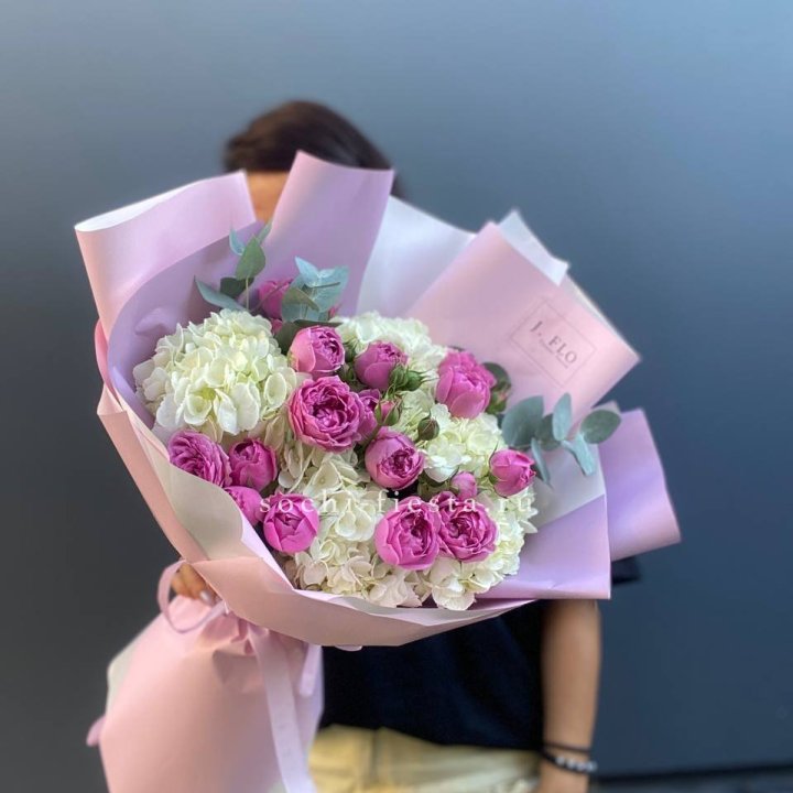 Букет белых гортензий и пионовидных роз  в Йошкар-Оле