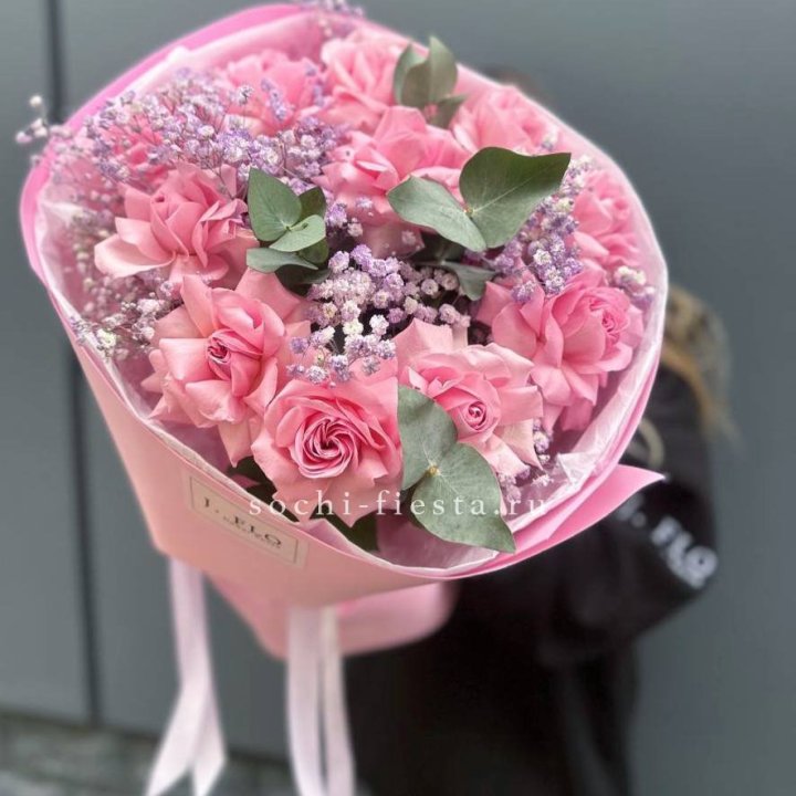 Розовые французские розы с гипсофилой в Йошкар-Оле