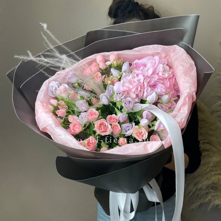  Букет гортензии и роз "Саперави" в Йошкар-Оле