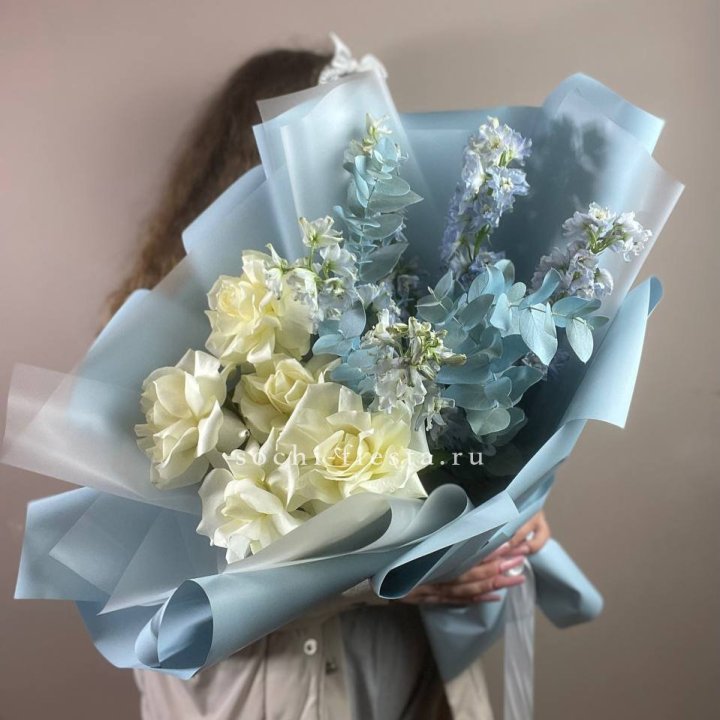 Букет из белых французских роз и дельфиниума в Йошкар-Оле