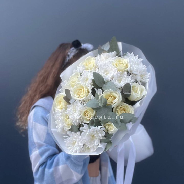  Букет белых роз с хризантемой  в Йошкар-Оле