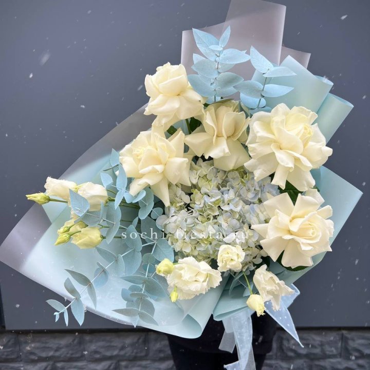 Букет с гортензией и белыми французскими розами в Йошкар-Оле