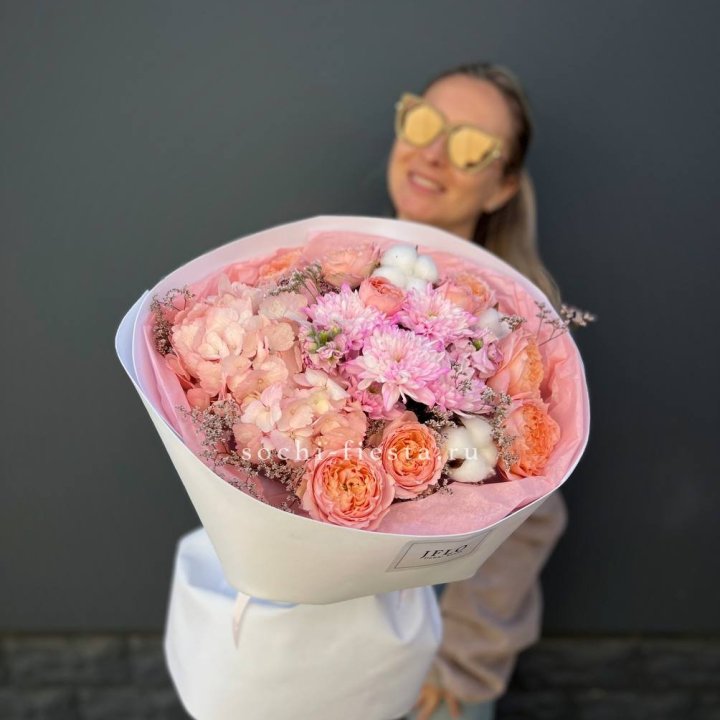 Букет гортензии и кустовых роз  в Йошкар-Оле