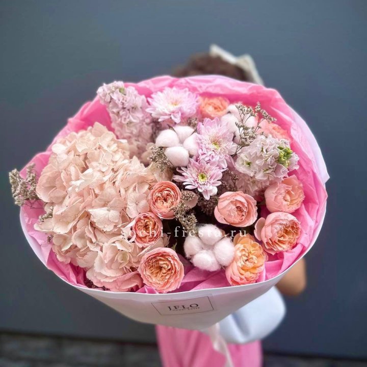 Букет гортензии и кустовых роз "Абрассо" в Йошкар-Оле