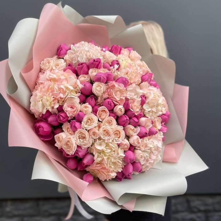 Букет кустовые розы и гортензия в Йошкар-Оле