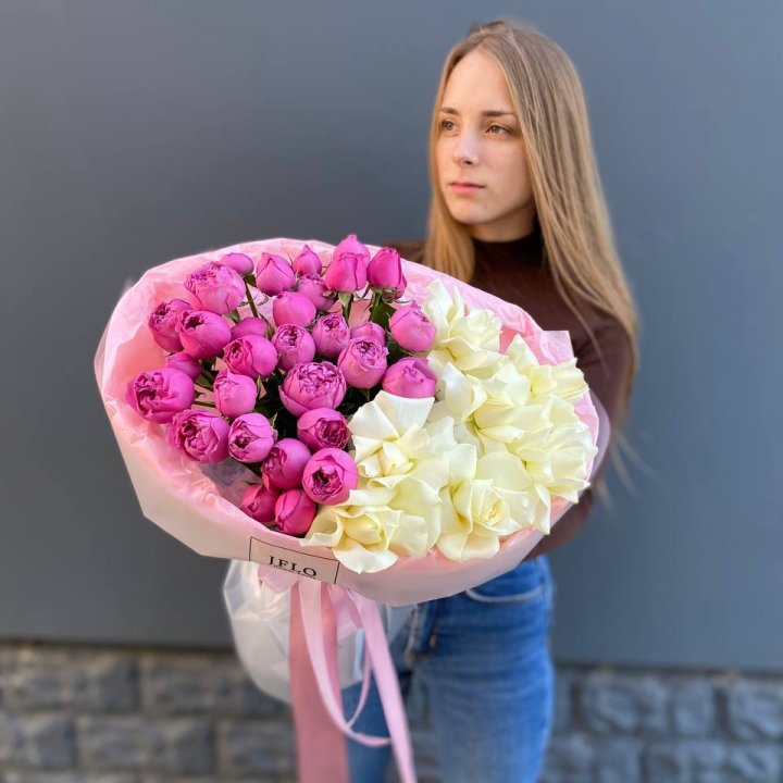 Дуо белых и кустовых роз в Йошкар-Оле