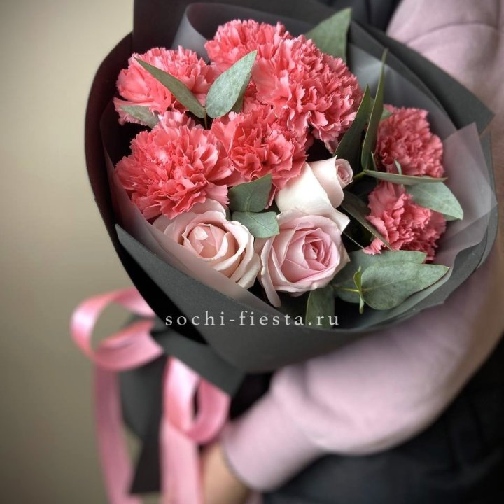 Букет из роз и диантусов "Пенелопа" в Йошкар-Оле