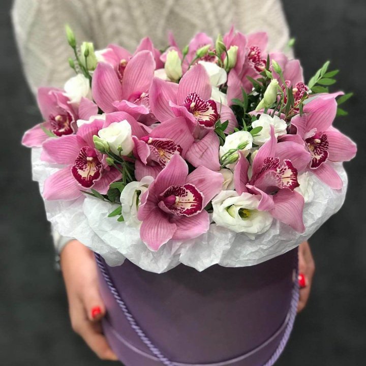 Орхидея и эустома в шляпной коробке в Йошкар-Оле