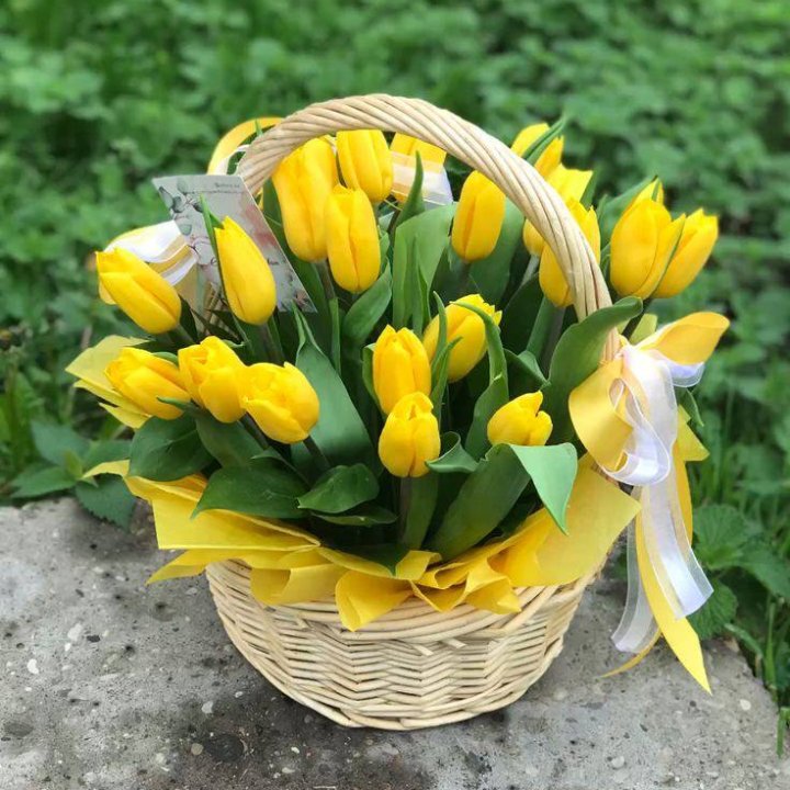 25 желтых тюльпанов в корзине в Йошкар-Оле