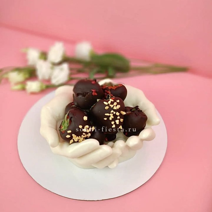 Клубника в шоколаде на шоколадных ладонях  в Йошкар-Оле