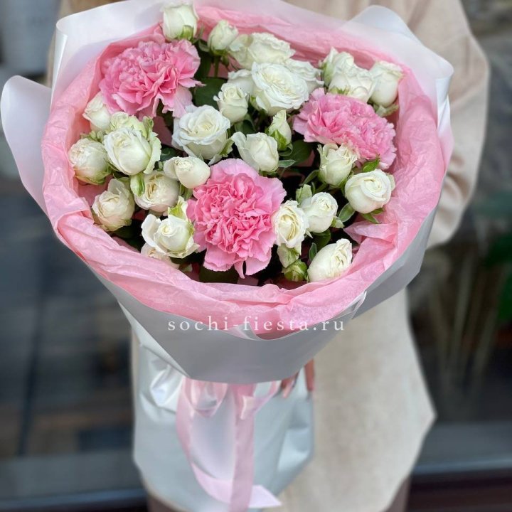 Букет розы с диантусами "Блэш" в Йошкар-Оле