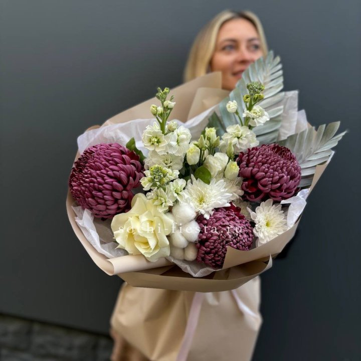 Хризантемы с маттиолой розами эустомой Чика в Йошкар-Оле