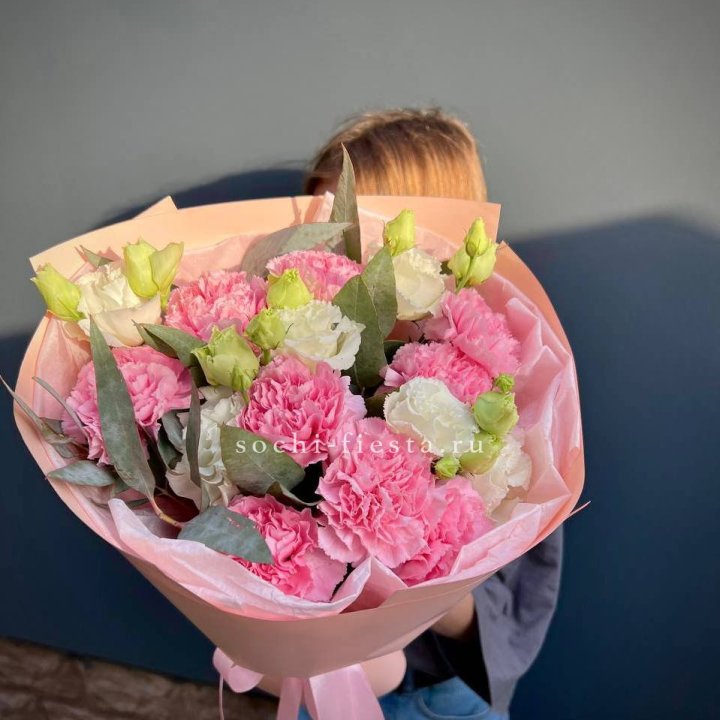 Букет гвоздик и  эустом "Сири" в Йошкар-Оле