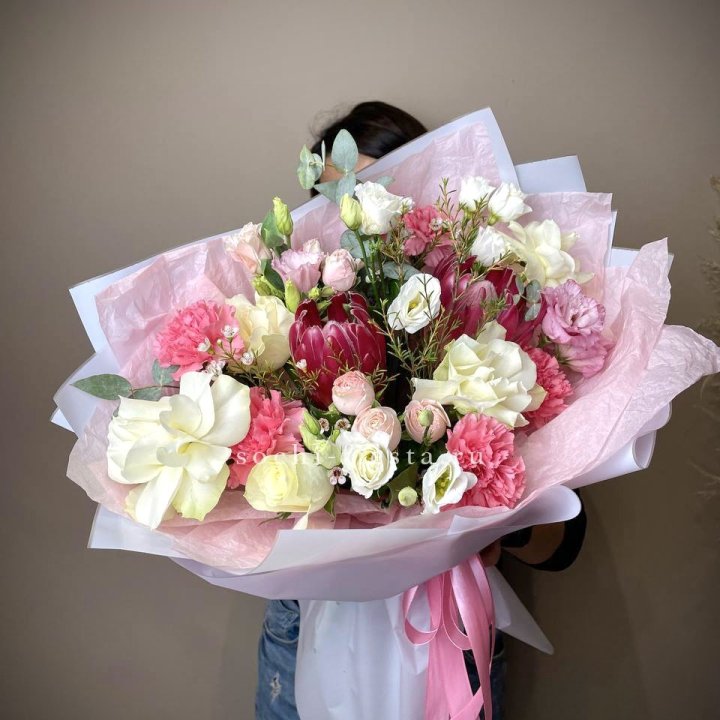 Букет с протеей, розами "Элеонора" в Йошкар-Оле