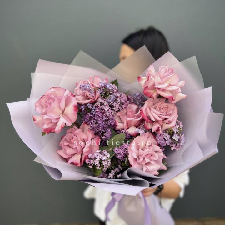 Букет из розовых роз и сирени в Йошкар-Оле