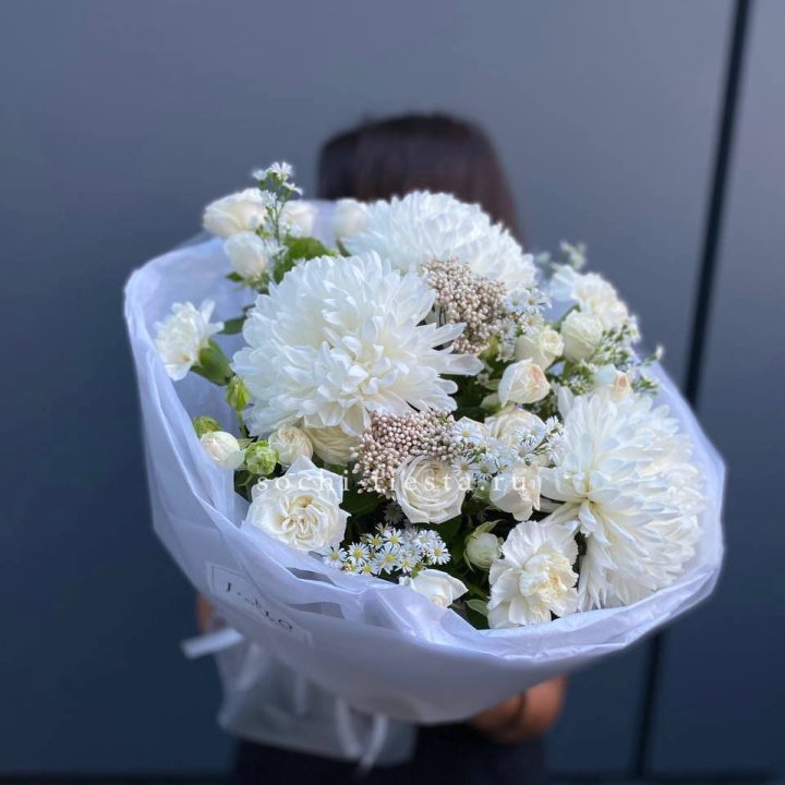 Букет хризантем и роз вайт шотс в Йошкар-Оле