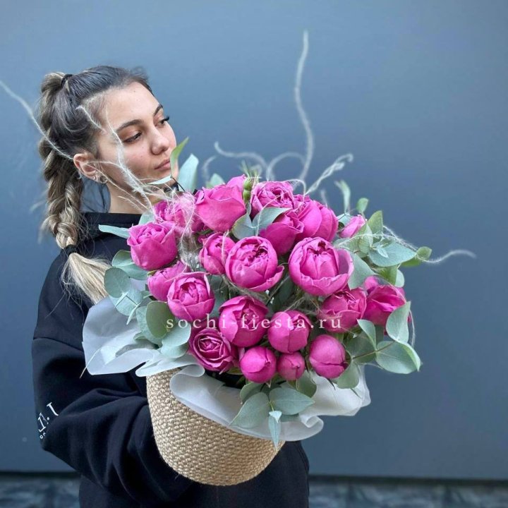 Пионовидные розы  в джутовом кашпо  в Йошкар-Оле