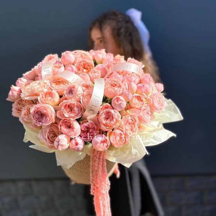 Кустовые розы Джульетта в джутовом кашпо в Йошкар-Оле