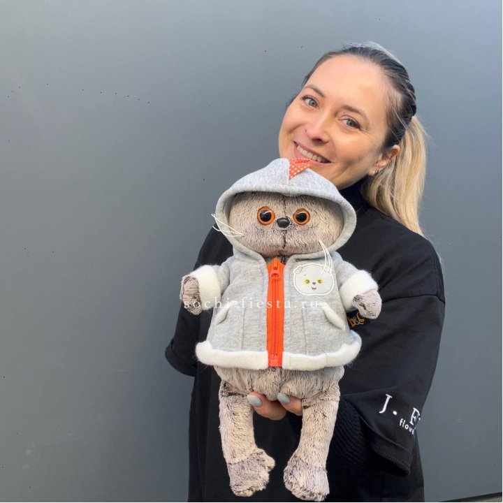 Кот Басик в толстовке в Йошкар-Оле