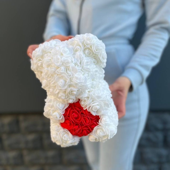 Медведь с красным седцем в Йошкар-Оле