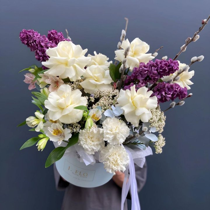 Цветочный бокс Французских роз и Сирени в Йошкар-Оле