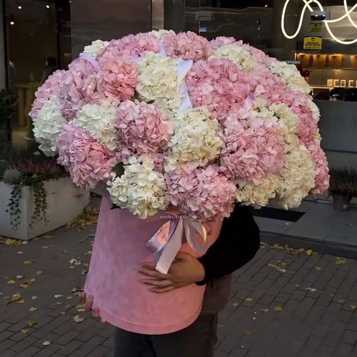 Дизайнерский цилиндр с гортензиями  в Йошкар-Оле