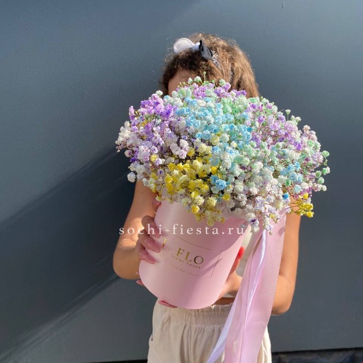 Радужные гипсофилы в шляпной коробке в Йошкар-Оле