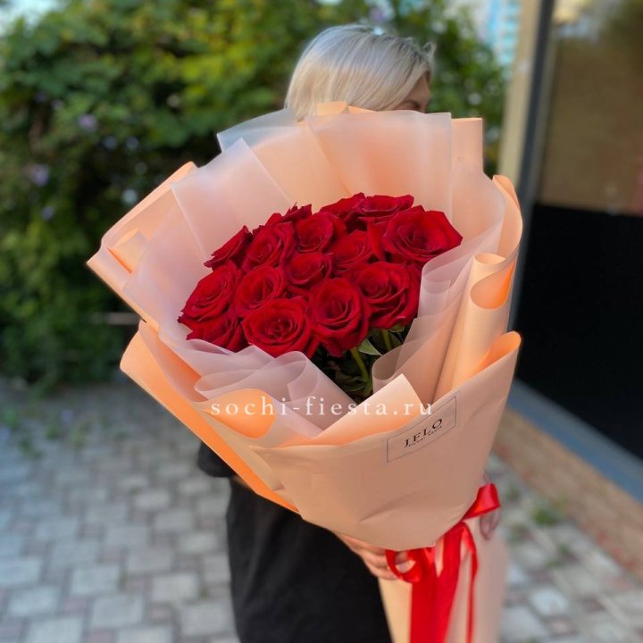 15 голландских роз в оформлении в Йошкар-Оле
