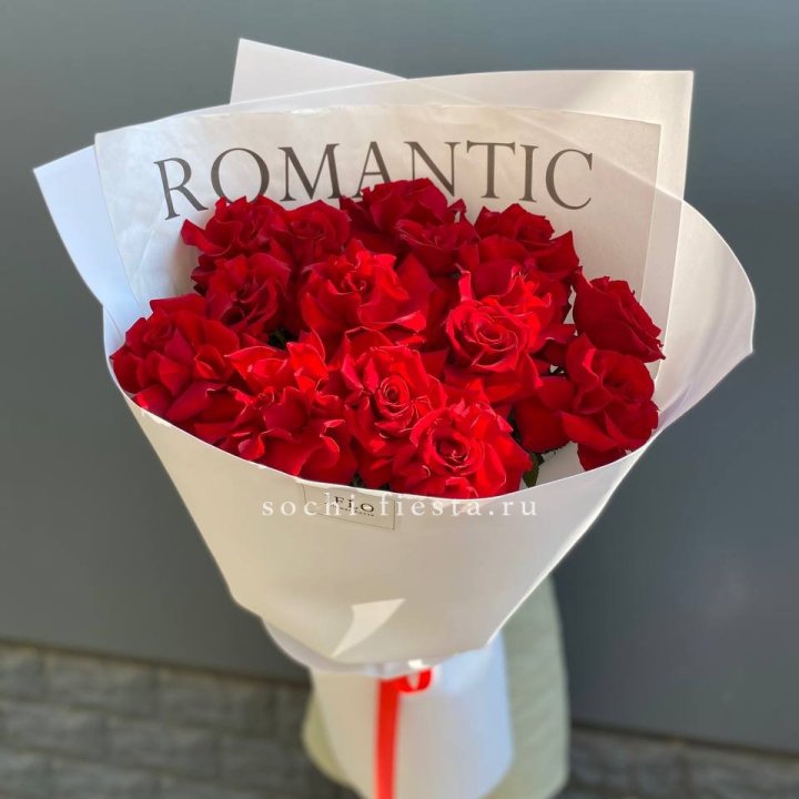 19 высоких роз в оформлении в Йошкар-Оле