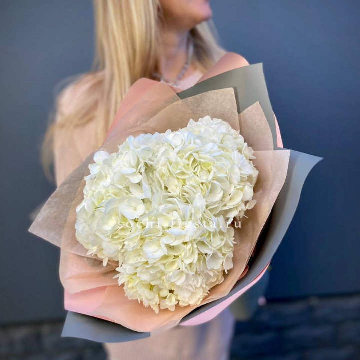 Букет из трёх белых гортензий в Йошкар-Оле