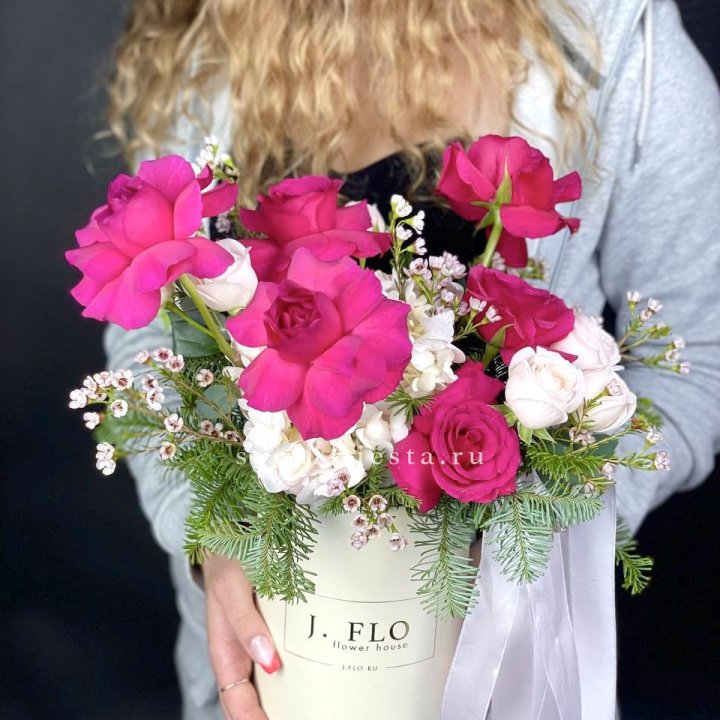 Новогодняя композиция в коробке пинк розе в Йошкар-Оле