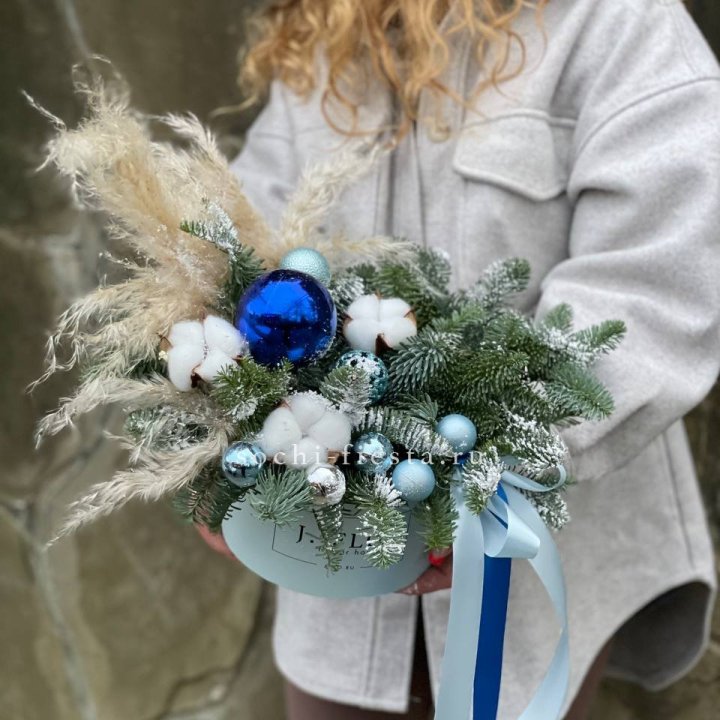 Новогодняя композиция в коробке блю в Йошкар-Оле