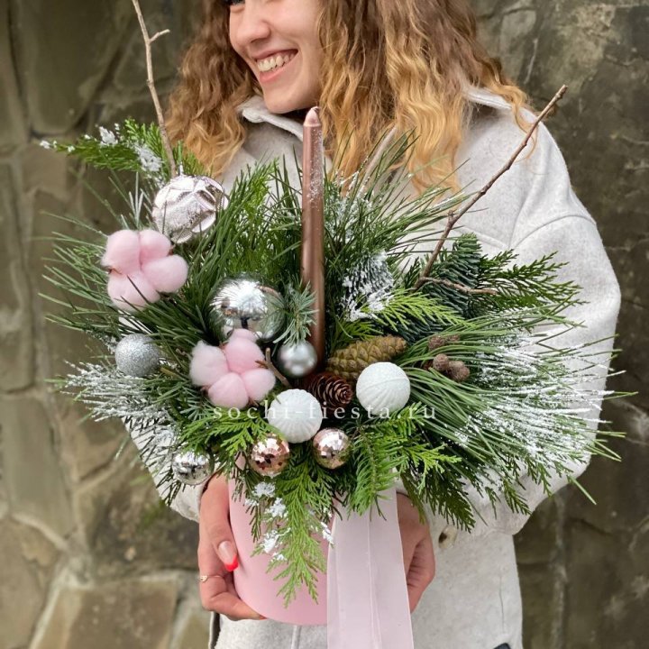 Новогодняя композиция в коробке пинк в Йошкар-Оле