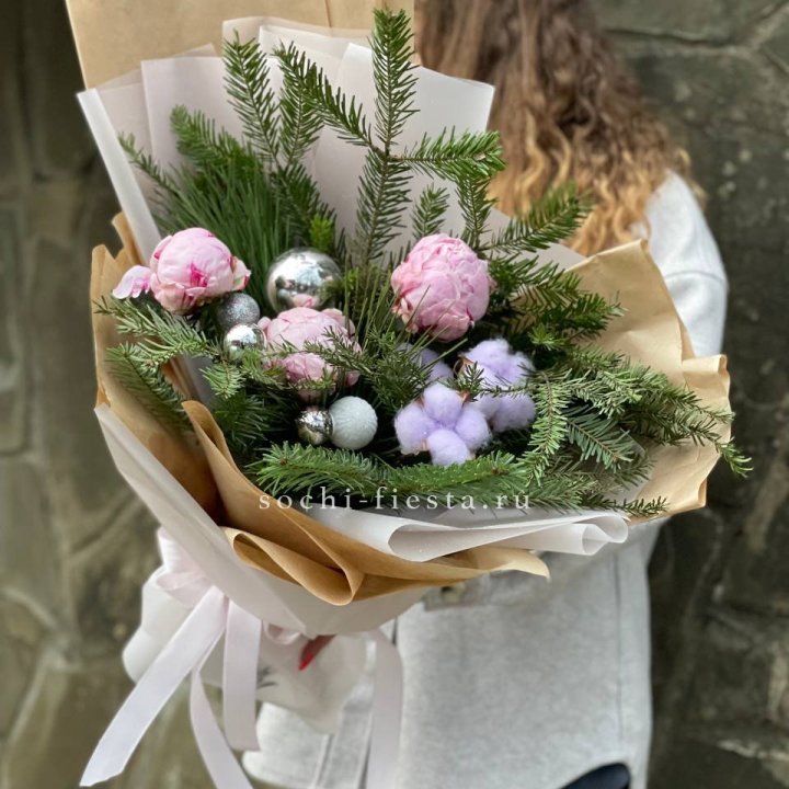 Новогодний букет с пионами  в Йошкар-Оле