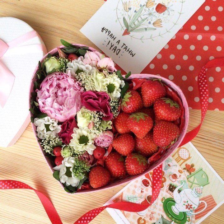 Бокс с клубникой и цветами в Йошкар-Оле