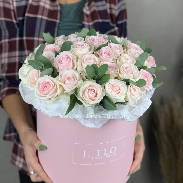 35 розовых роз в цилиндре в Йошкар-Оле